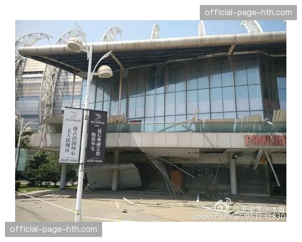 现场花絮：大雨导致恩波利主场部分顶棚漏水，比赛一度中断